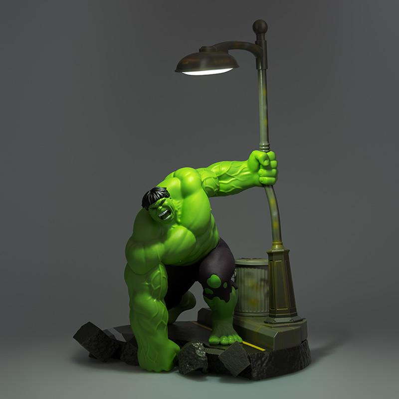 Der Hulk hält sich an einer Laterne fest, auf Trümmern stehend.
