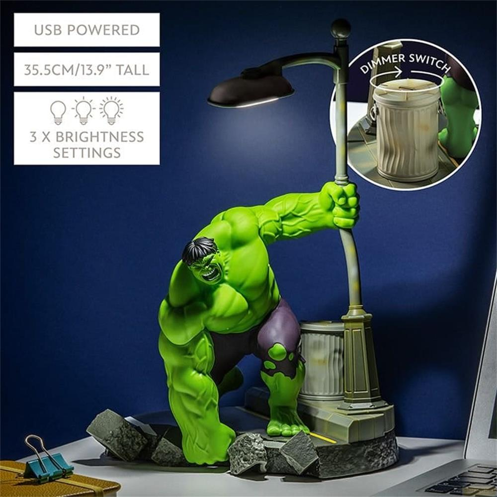 Grüne Hulk-Figur, die eine Lampe hält, die wie eine Straßenlaterne aussieht.