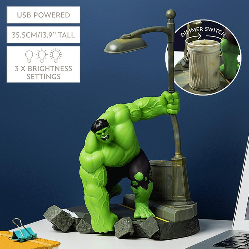 Hulk Figur als Lampe, die einen Laternenpfahl hält. USB-betrieben, 35,5 cm groß.