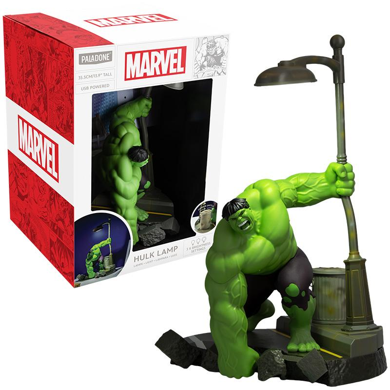 Hulk-Lampe mit Marvel-Logo, 35,5 cm groß, USB-betrieben, auf einer Straßenszene.