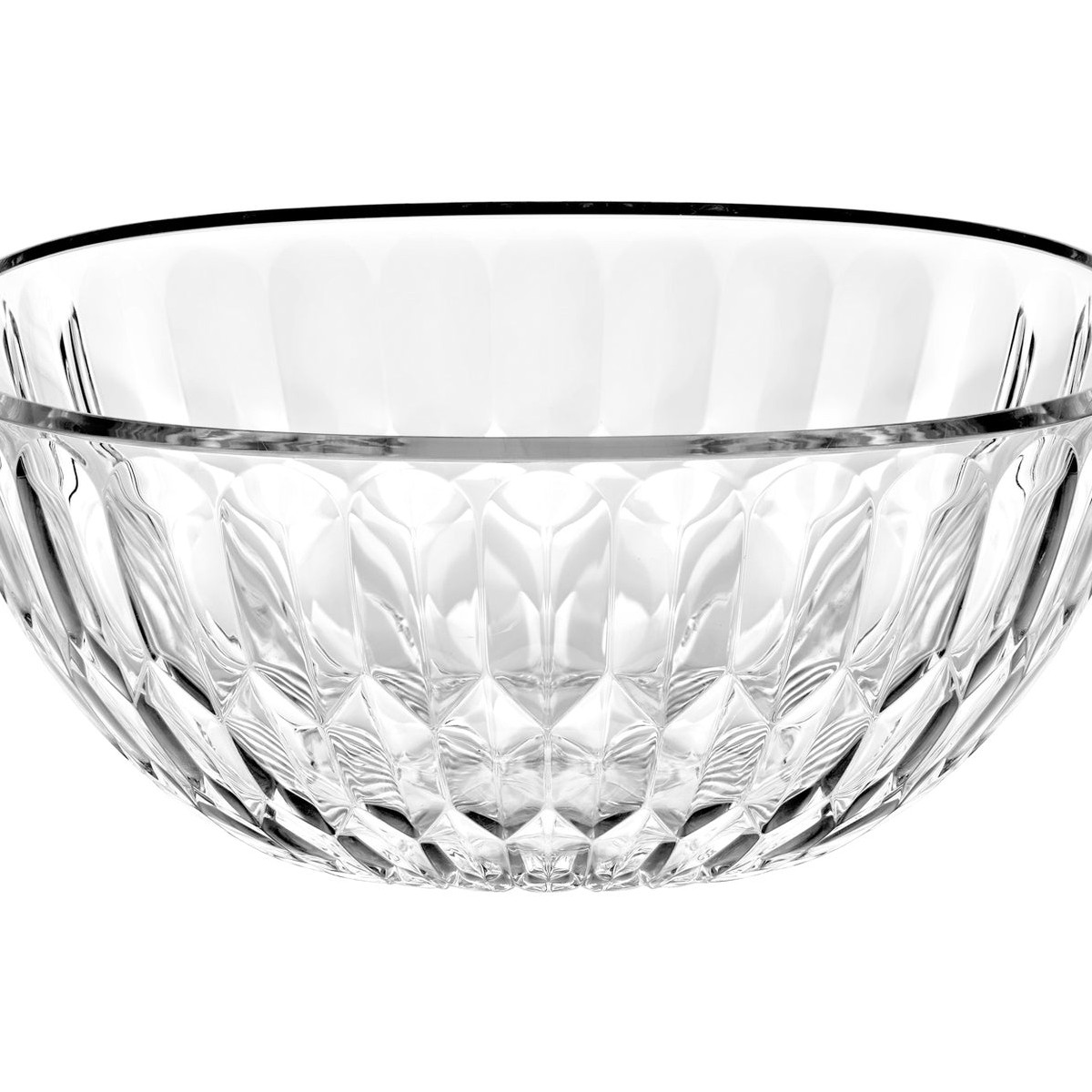 Eine durchsichtige Glasschale mit Facettenschliff im Nahaufnahme auf weißem Hintergrund.
