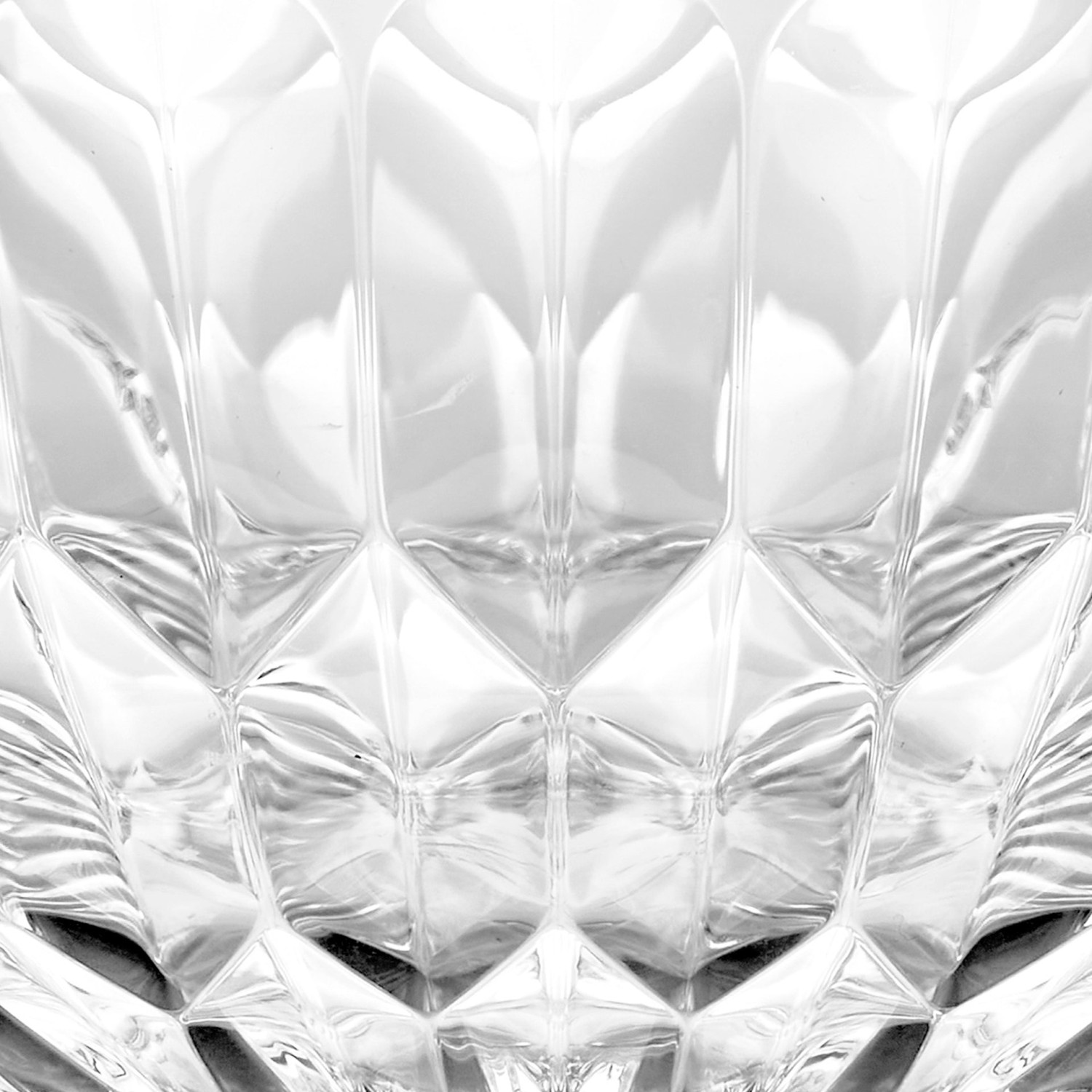 Nahaufnahme von facettiertem Glas mit Lichtreflexionen.