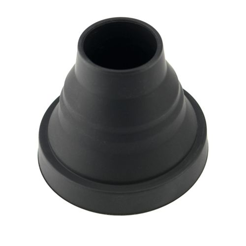 Ein schwarzer Gummischlauchadapter mit geriffelter Oberfläche, der sich nach unten verjüngt.