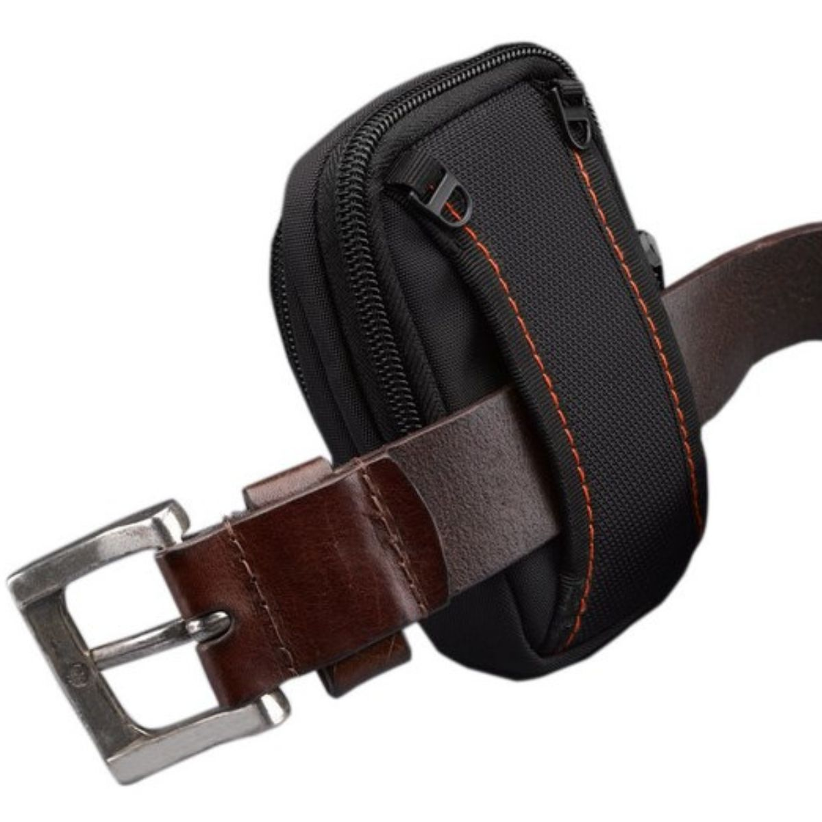 Schwarze Gürteltasche mit orangefarbenen Nähten, die an einem braunen Ledergürtel befestigt ist.