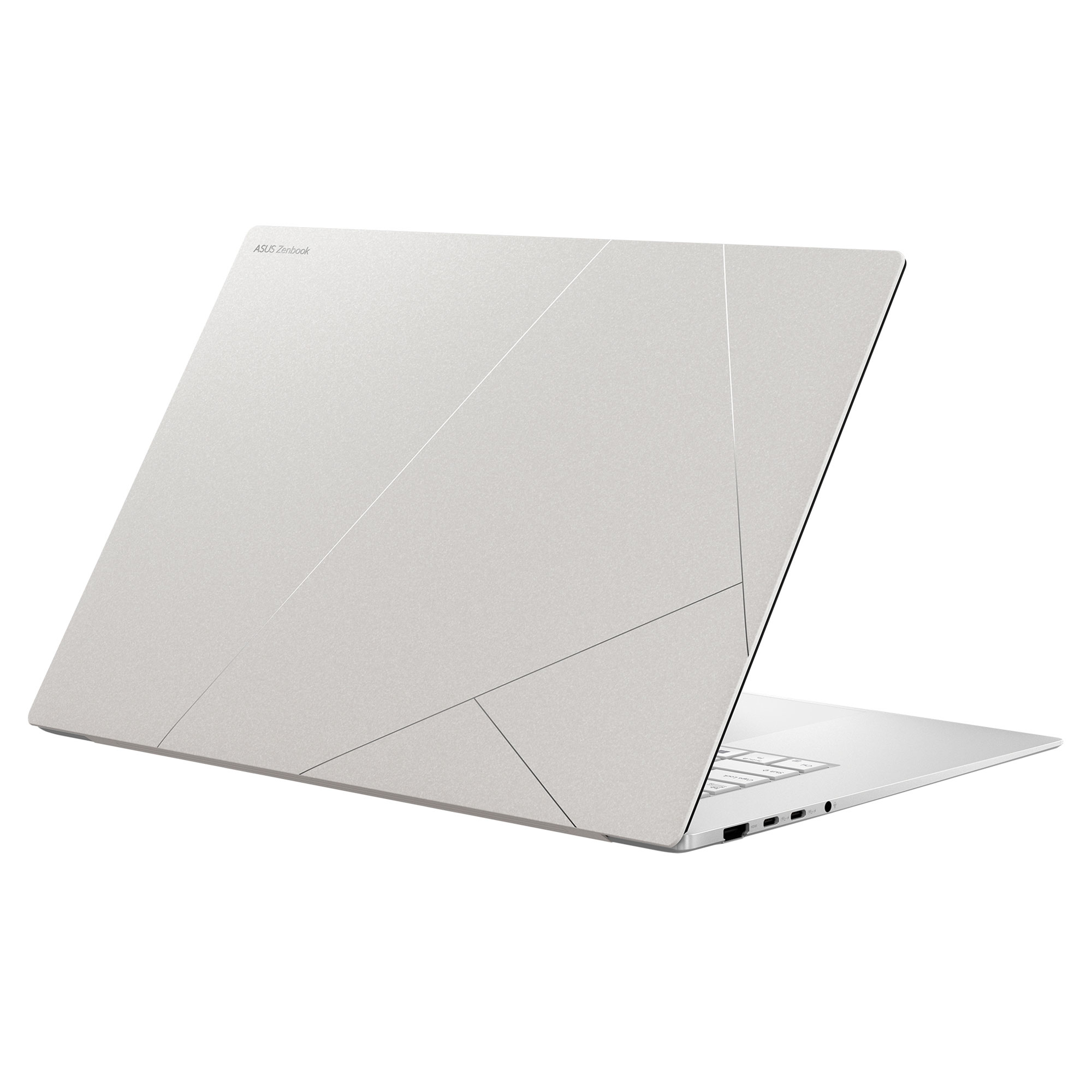 Beyaz arka plan üzerinde hafif açık, gümüş renkli Asus Zenbook dizüstü bilgisayar.