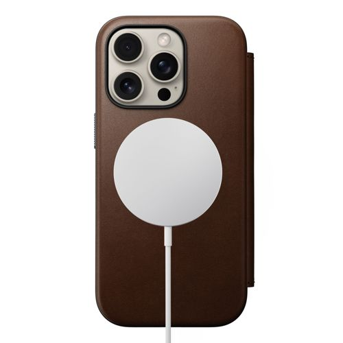 Custodia marrone per iPhone con caricatore MagSafe e cavo.