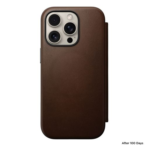 Custodia marrone per telefono con ritaglio fotocamera e patta su sfondo bianco.
