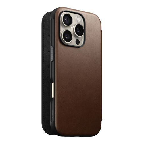 Custodia iPhone in pelle marrone con tripla fotocamera su sfondo bianco.
