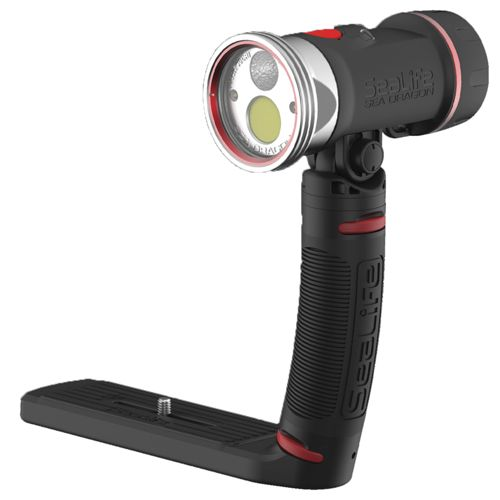 Schwarz-rote Tauchlampe mit Griff und Kamerahalterung.