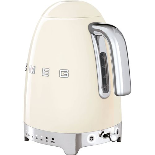 Een crèmekleurige SMEG waterkoker met zilveren handvat en temperatuurdisplay.