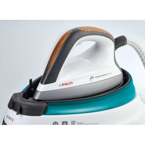 Un ferro da stiro a vapore bianco con manico grigio e marrone poggia su una base turchese.