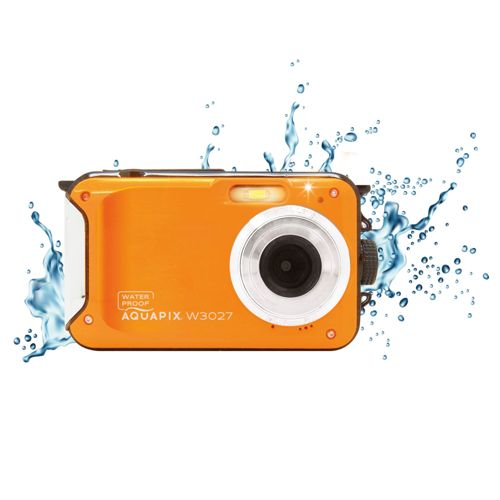 Orange wasserdichte Kamera mit Wasserspritzern im Studio.