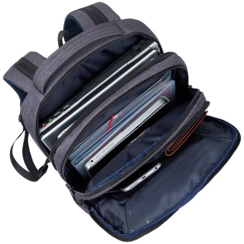 Zaino grigio con scomparti aperti, riempito con laptop, tablet, telefono e portafoglio.