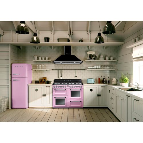 Ein pinker Smeg-Kühlschrank und ein pinker Smeg-Herd stehen in einer modernen Küche mit weißen Schränken.
