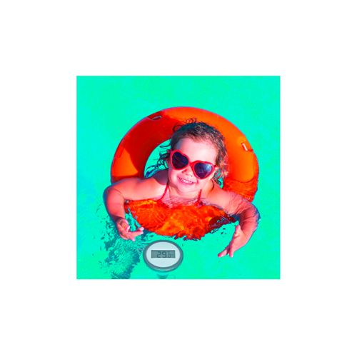 Kleines Mädchen mit Herzsonnenbrille schwimmt in einem Pool mit orangefarbenem Schwimmring.