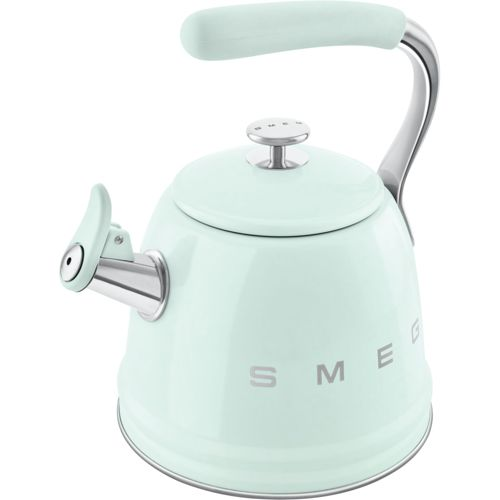 Ein hellgrüner Smeg-Wasserkocher mit silbernem Griff und Deckel.