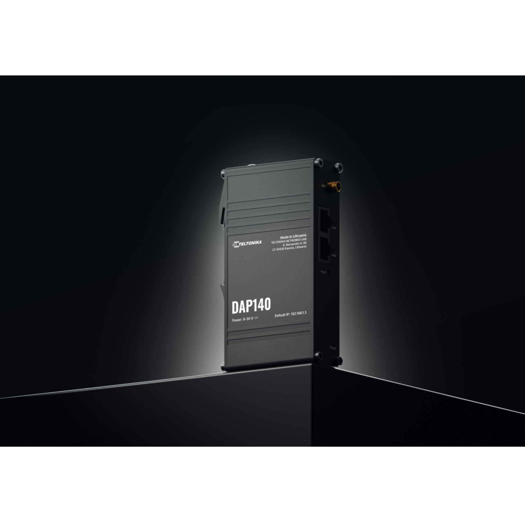 Ein schwarzes Teltonika DAP140-Gerät mit Anschlüssen und Beschriftungen.