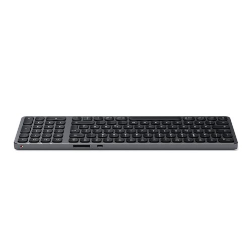 Eine schmale, graue Tastatur mit vielen schwarzen Tasten, auf weißem Hintergrund.