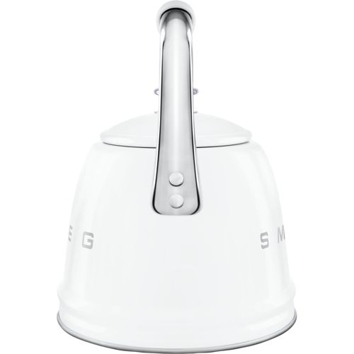 Weißer Smeg-Wasserkocher mit Chromgriff. Das Logo ist seitlich sichtbar.