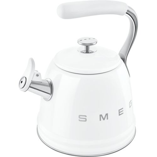 Ein weißer Smeg-Wasserkocher mit Chromgriff und Akzenten, mit Pfeifauslauf.