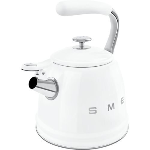 Ein weißer Wasserkocher mit einem silbernen Griff und Ausguss.