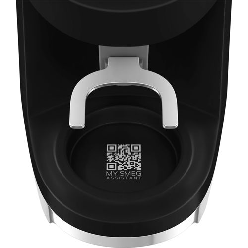 Primer plano de un electrodoméstico negro con asa plateada y código QR.