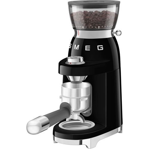 Molinillo de café negro con detalles plateados, lleno de granos de café.