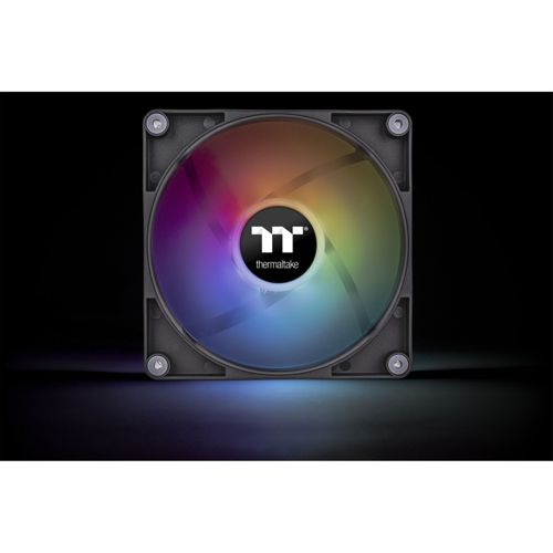 Ein schwarzer Computerlüfter mit RGB-Beleuchtung leuchtet in Regenbogenfarben.