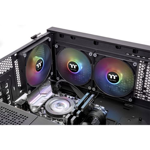 Computergehäuse-Innenraum mit drei RGB-Lüftern, Motherboard und Kühlkörper.
