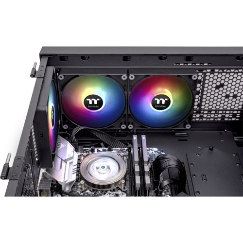 Ein Computergehäuse mit RGB-Lüftern und Motherboard-Komponenten.