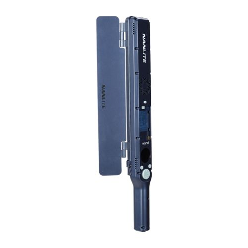 Une lumière en baguette Nanlite noire avec panneau diffuseur articulé.