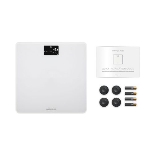 Weiße Withings Body Waage, Kurzanleitung, vier schwarze Fußpads und vier Batterien.