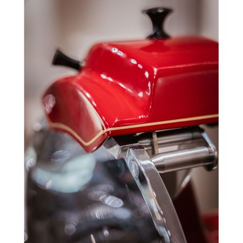 Roter Oldtimer-Tank mit Chromdetails und schwarzem Deckel.