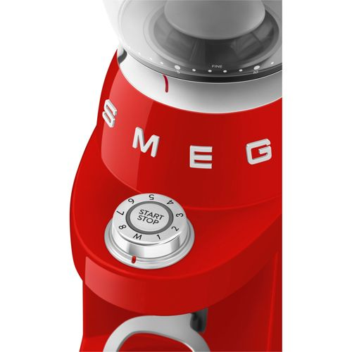 Batidora roja SMEG con dial plateado para inicio/parada y ajustes de velocidad.