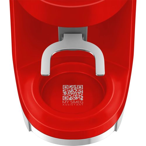 Hervidor rojo Smeg Assistant con asa plateada y código QR.