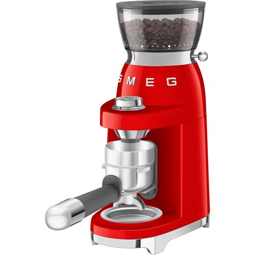 Un molinillo de café SMEG rojo con tolva de cristal llena de granos.