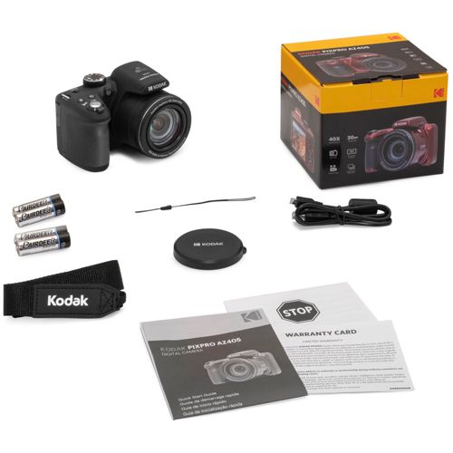 Zestaw aparatu Kodak z instrukcją, kablem, osłoną obiektywu, bateriami i pudełkiem.
