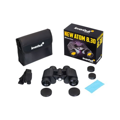 Binocolo nero Levenhuk con accessori: custodia, cinghia, tappi, panno e scatola.
