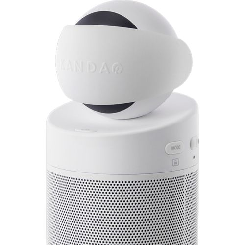 Eine weiße Kandao 360-Kamera sitzt auf einem weißen zylindrischen Lautsprecher mit perforiertem Gitter.