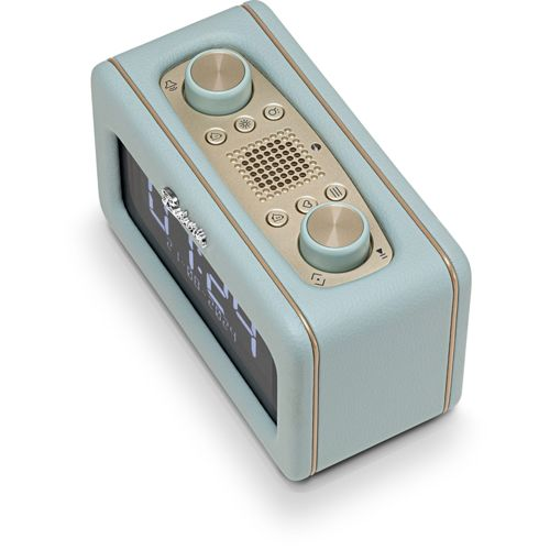 Ein hellblaues Retro-Radio mit goldenen Akzenten und digitaler Uhr.