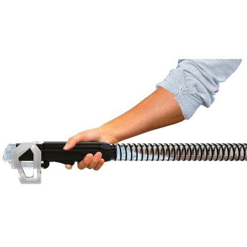 Una mano tiene un ugello nero collegato a un tubo flessibile.