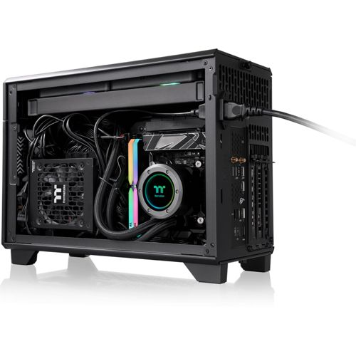 Un case Mini-ITX nero aperto con CPU, RAM e ventole accese.