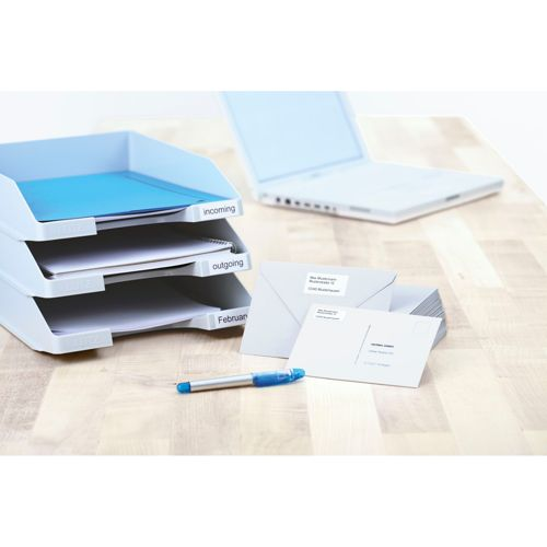 Ein hellblauer Briefablage-Organizer mit Dokumenten, Briefen und einem Laptop.