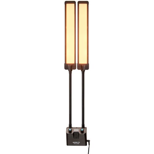 Zwei beleuchtete Stablichter mit dunklem Sockel und Kabel.