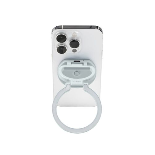 Un iPhone blanc avec un support anneau bleu clair fixé à l'arrière.