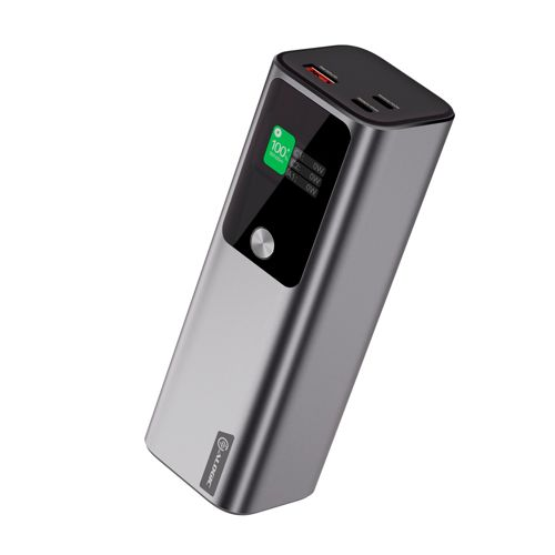 Power bank grigio con display digitale che mostra 100%. Due porte USB in alto.