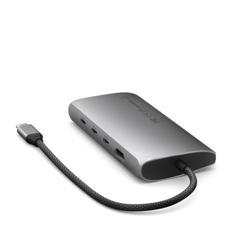 Ein silberner USB-C-Hub mit mehreren Anschlüssen und einem geflochtenen Kabel.