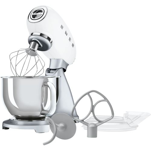 Batidora amasadora SMEG blanca con detalles plateados y accesorios: varillas, gancho, pala.
