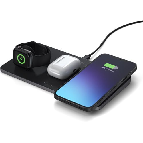 Cargador inalámbrico negro con Apple Watch, funda AirPods y carga de iPhone.