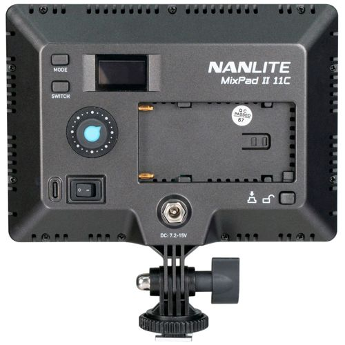 Rückseite einer NANLITE MixPad II 11C Leuchte mit Anschlüssen, Knöpfen und einem QC-Aufkleber.